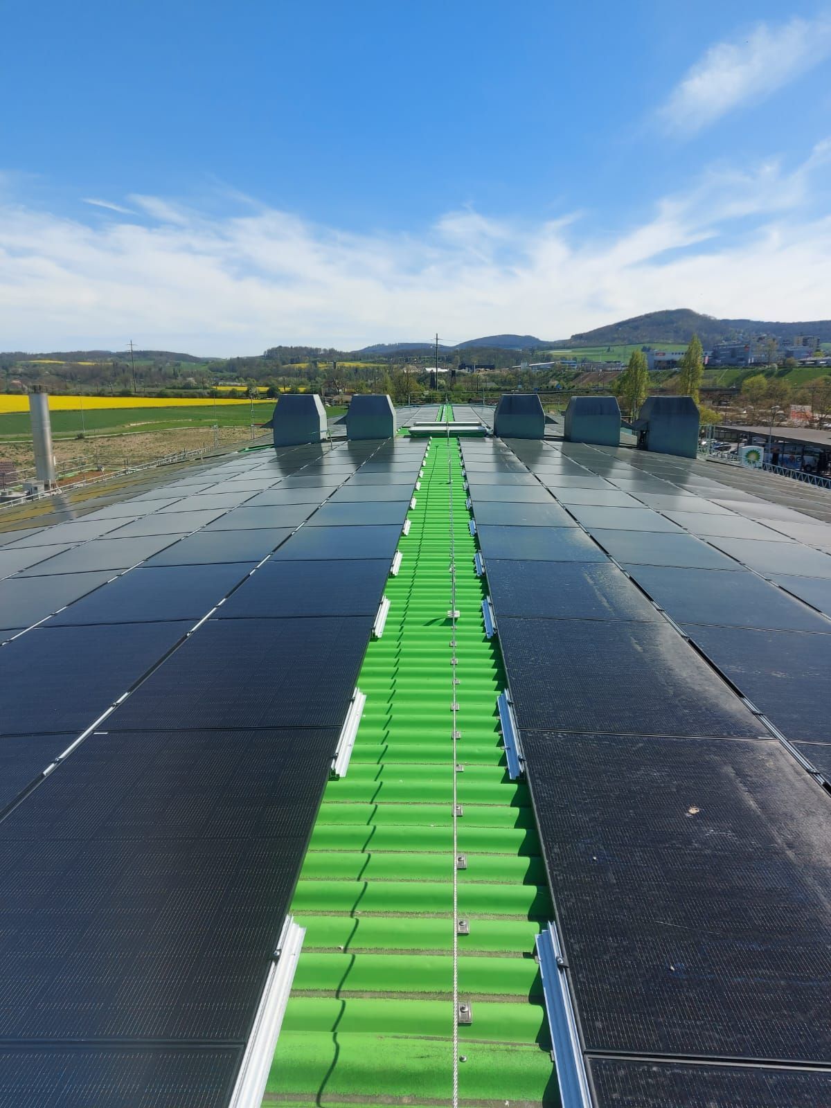 Ein Dach mit vielen Solarmodulen darauf