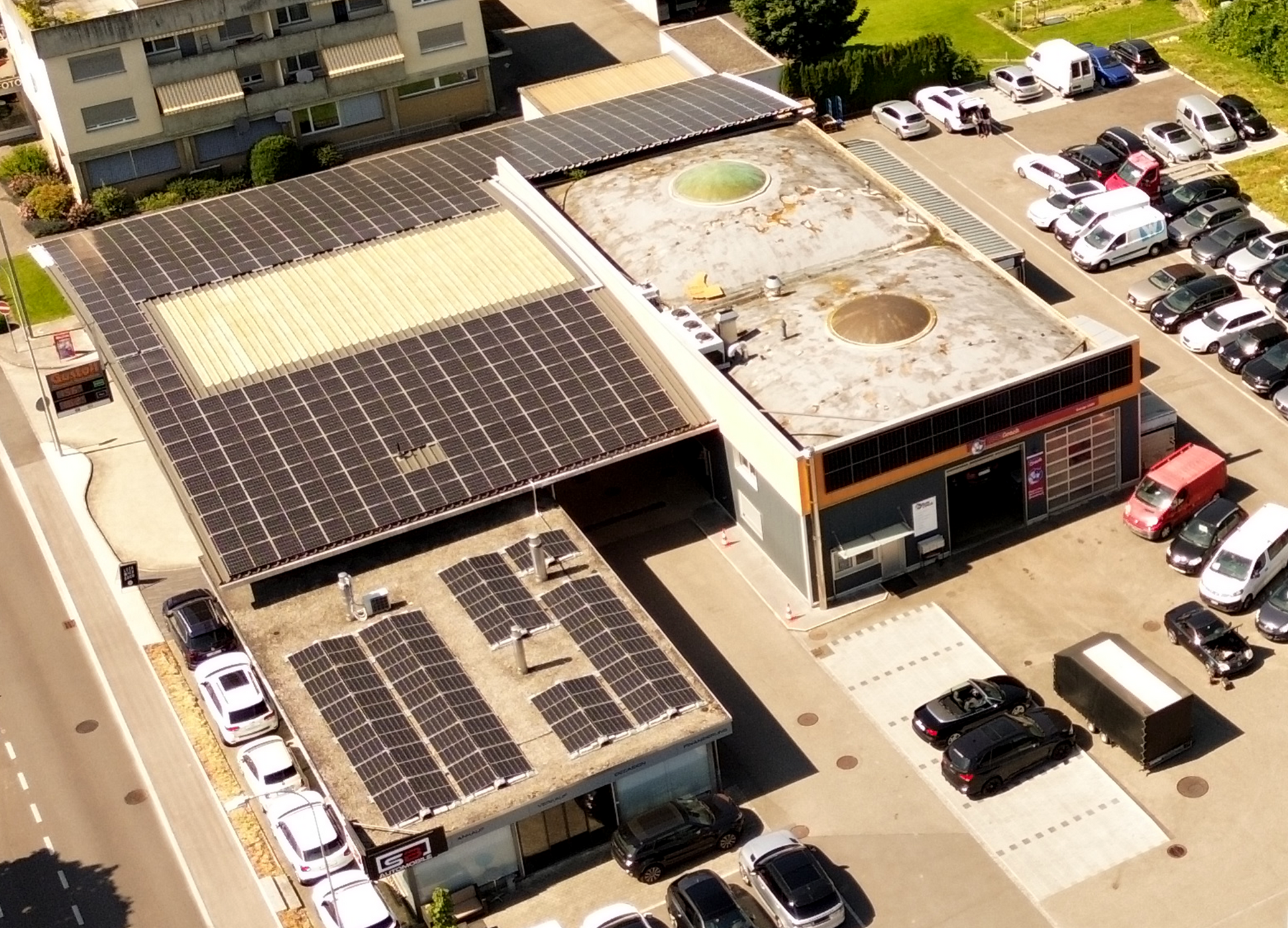 Eine Luftaufnahme eines Gebäudes mit Solarmodulen auf dem Dach