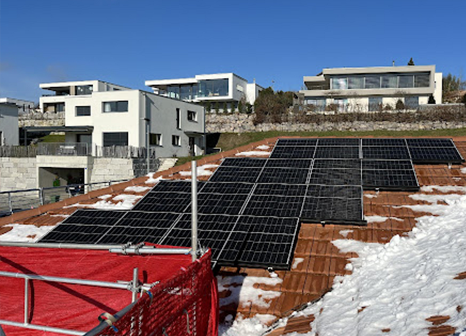 Eine Luftaufnahme eines Gebäudes mit Solarmodulen auf dem Dach.