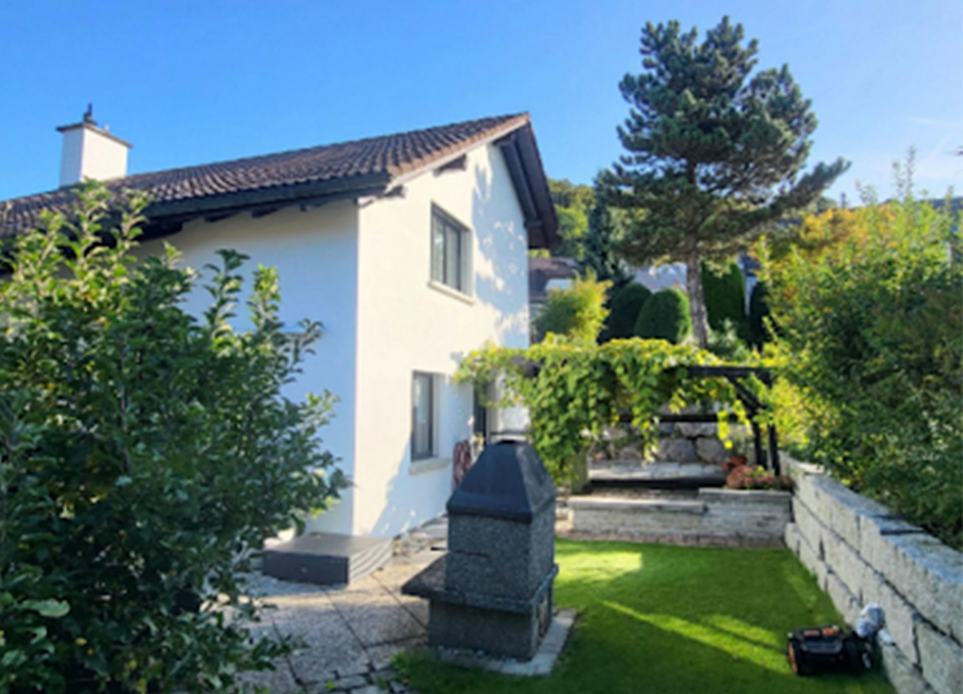 Eine Luftaufnahme eines Gebäudes mit Solarmodulen auf dem Dach
