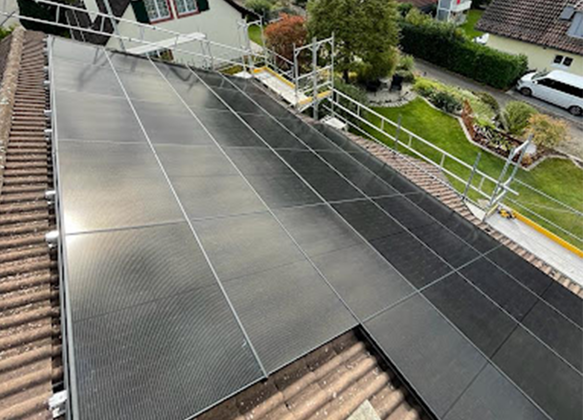 Eine Luftaufnahme eines Gebäudes mit Solarmodulen auf dem Dach.