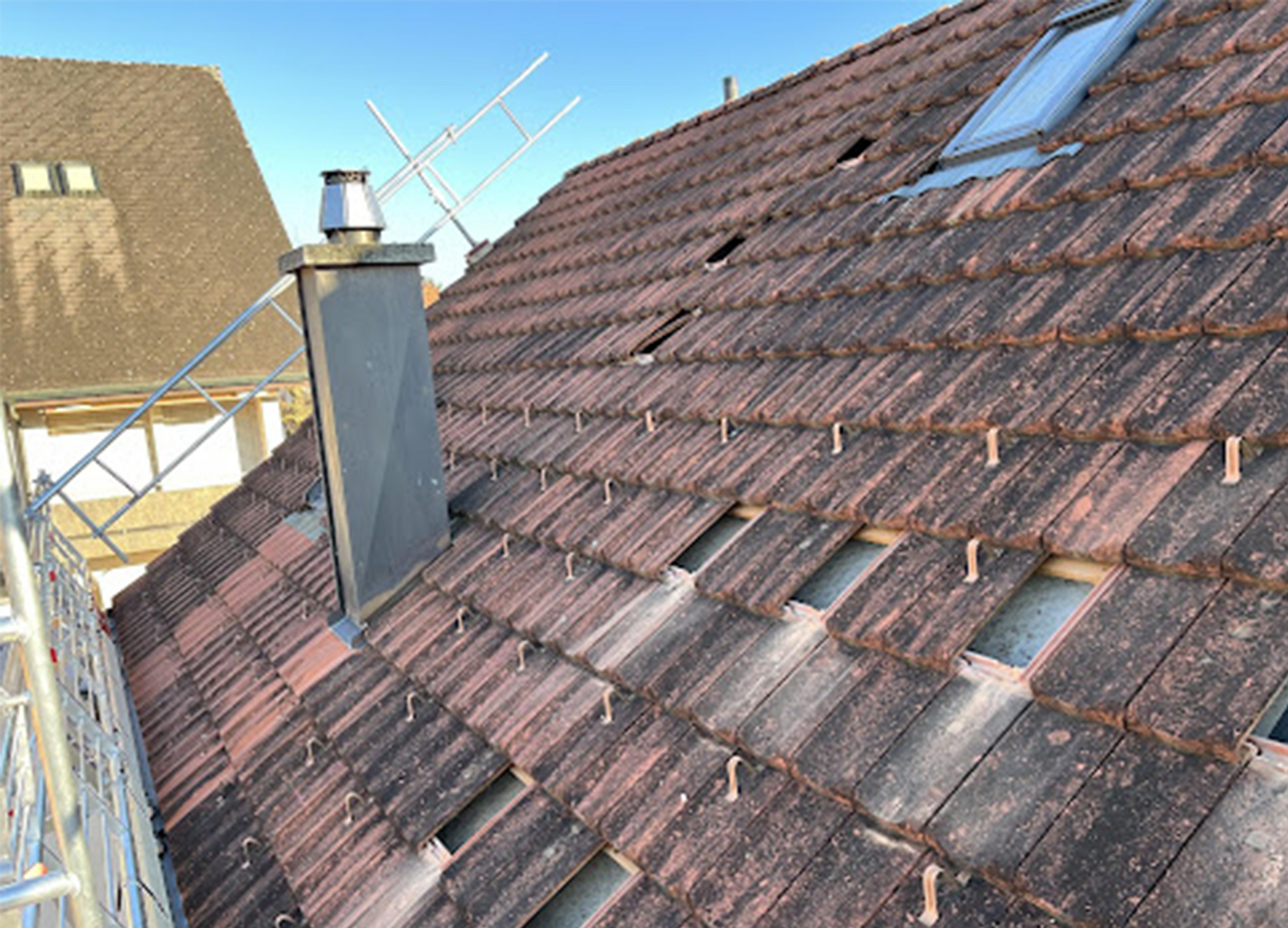 Eine Luftaufnahme eines Gebäudes mit Solarmodulen auf dem Dach