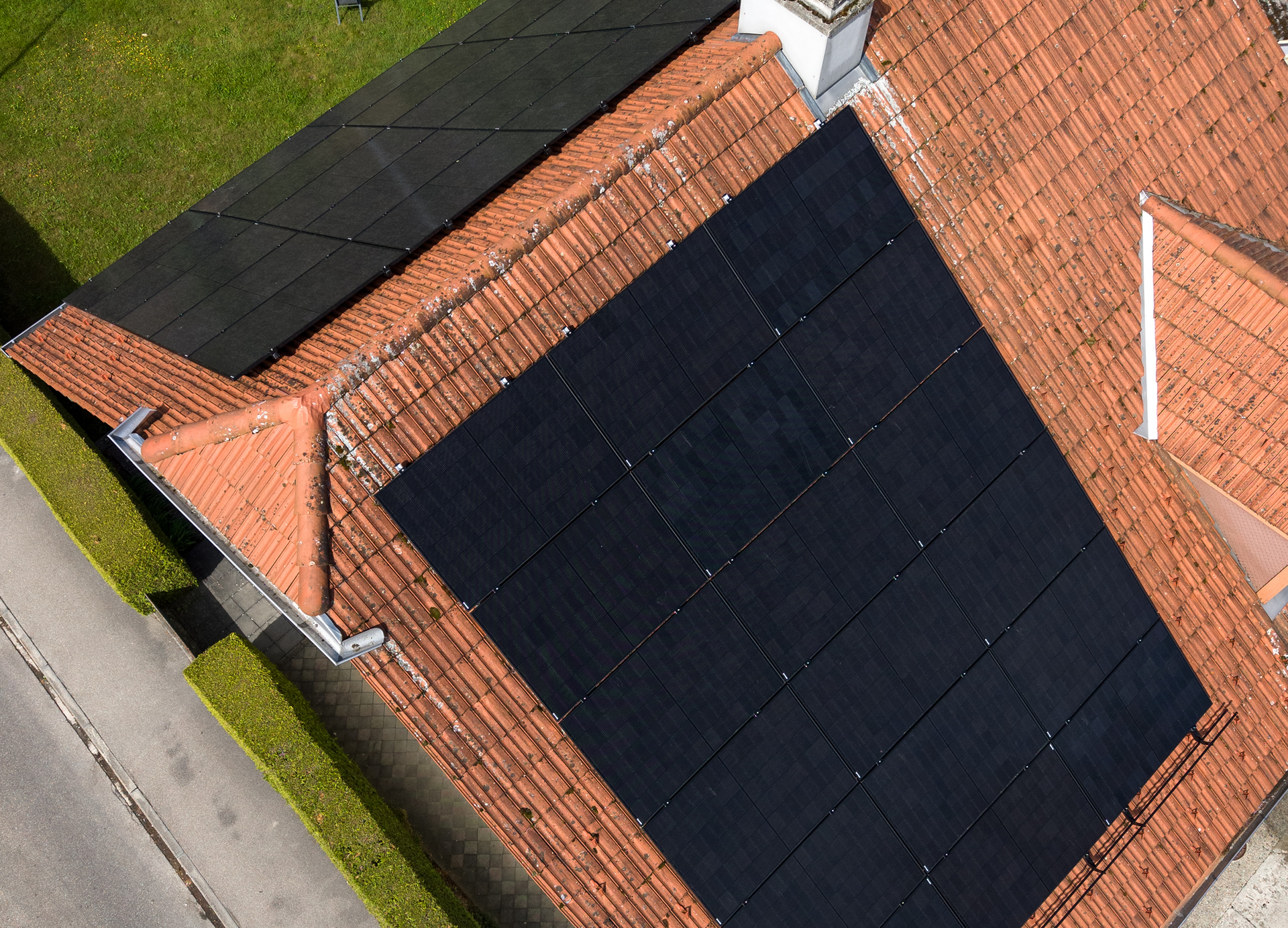 Eine Luftaufnahme eines Gebäudes mit Solarmodulen auf dem Dach