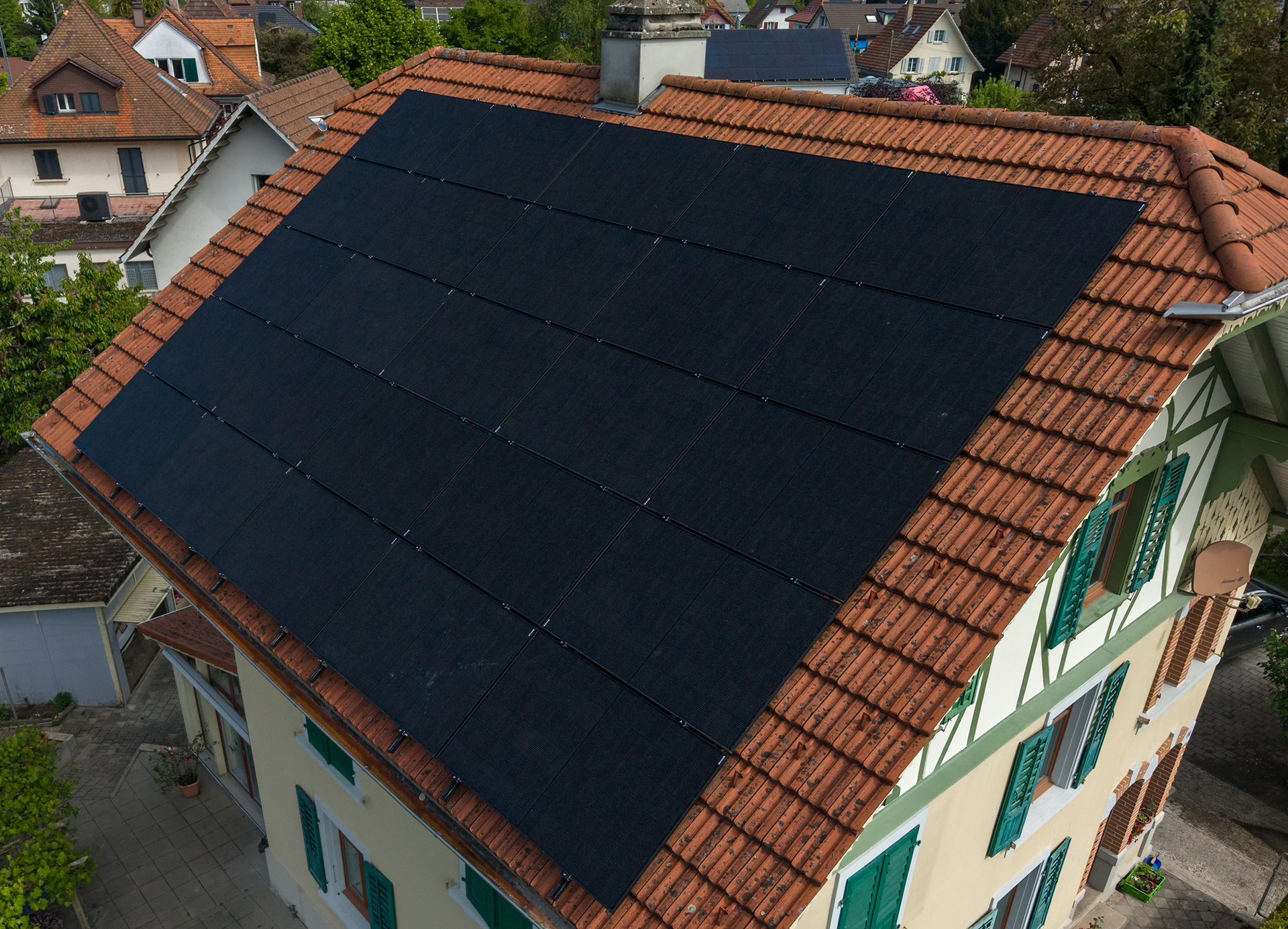 Eine Luftaufnahme eines Gebäudes mit Solarmodulen auf dem Dach