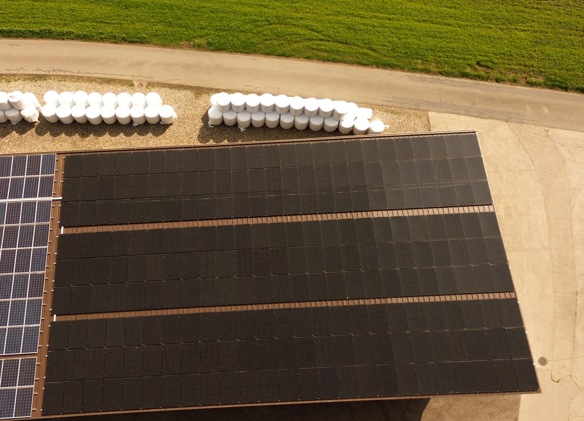 Eine Luftaufnahme eines Gebäudes mit Solarmodulen auf dem Dach