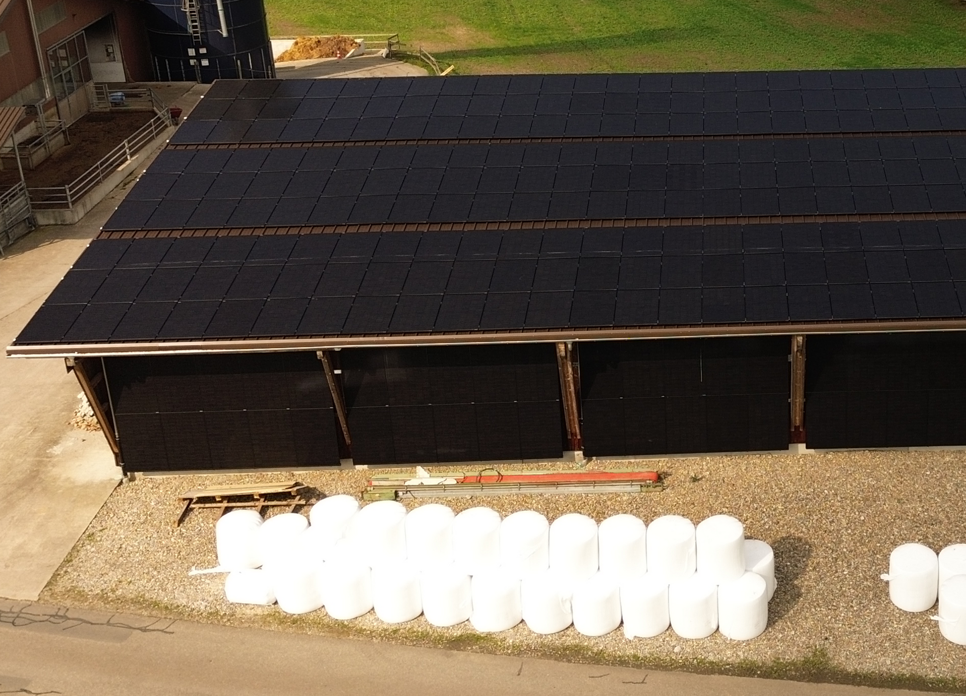 Eine Luftaufnahme eines Gebäudes mit Solarmodulen auf dem Dach