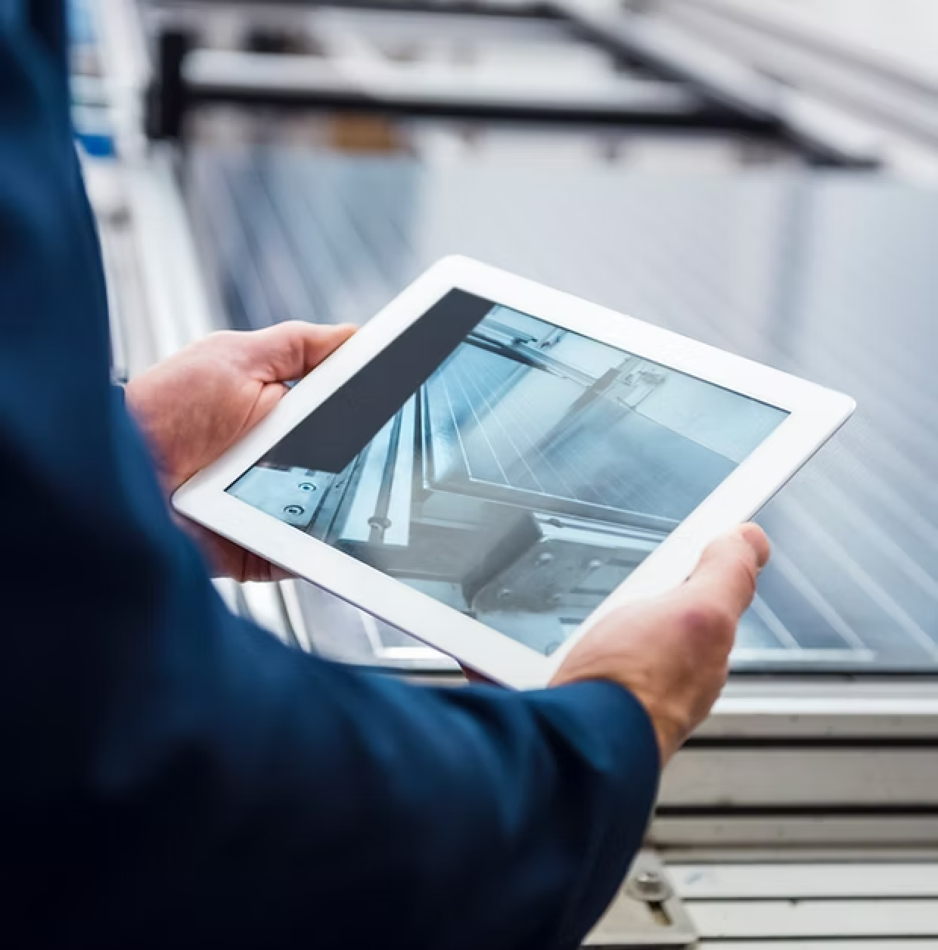 Ein Mann hält ein Tablet mit dem Bild eines Gebäudes darauf