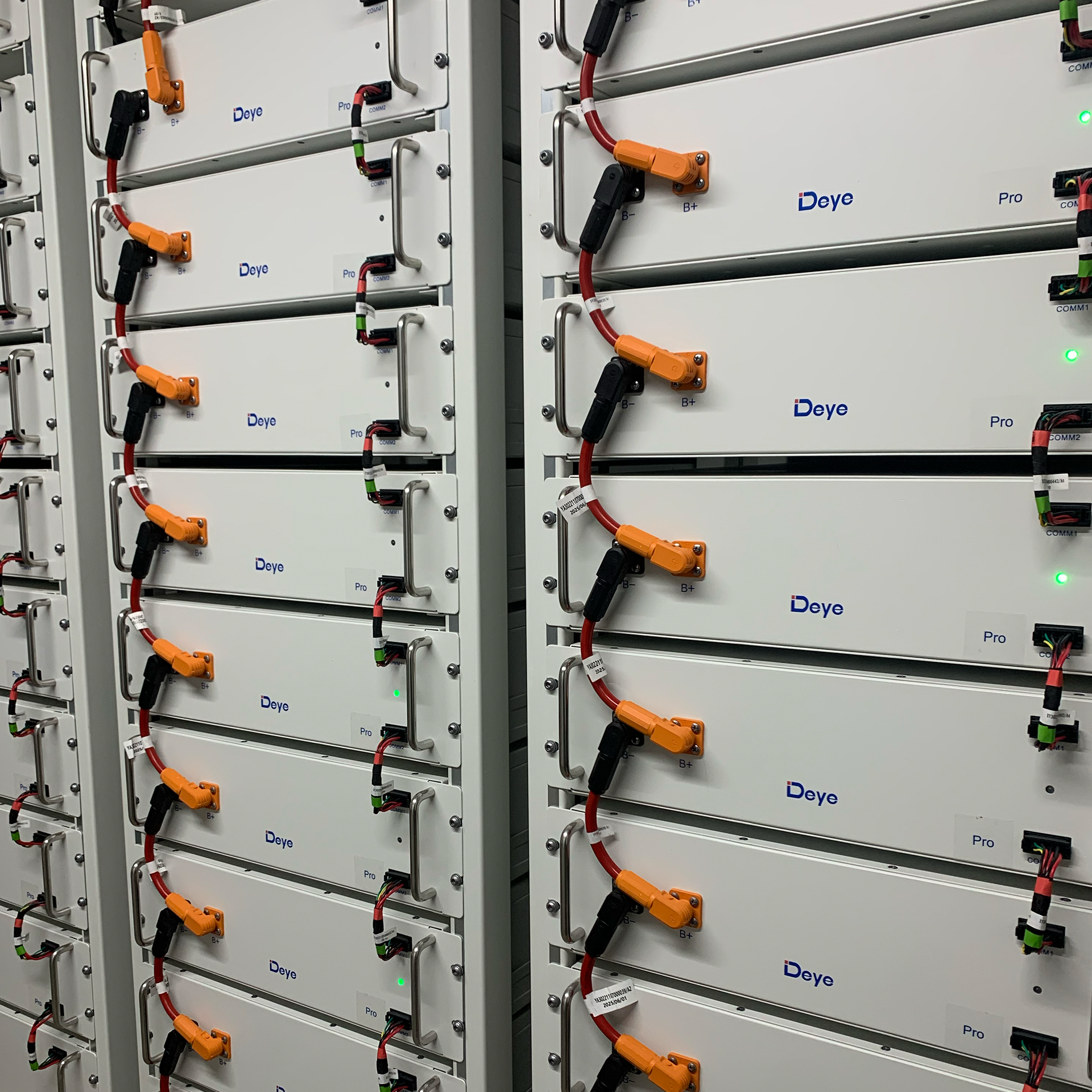 Ein weißer Schiffscontainer, aus dem viele Kabel herauskommen.