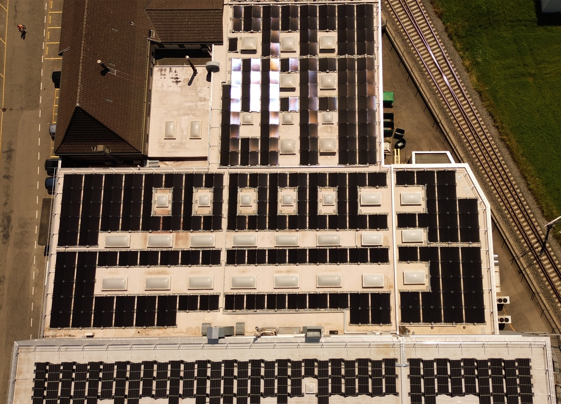 Eine Luftaufnahme eines Gebäudes mit Solarmodulen auf dem Dach
