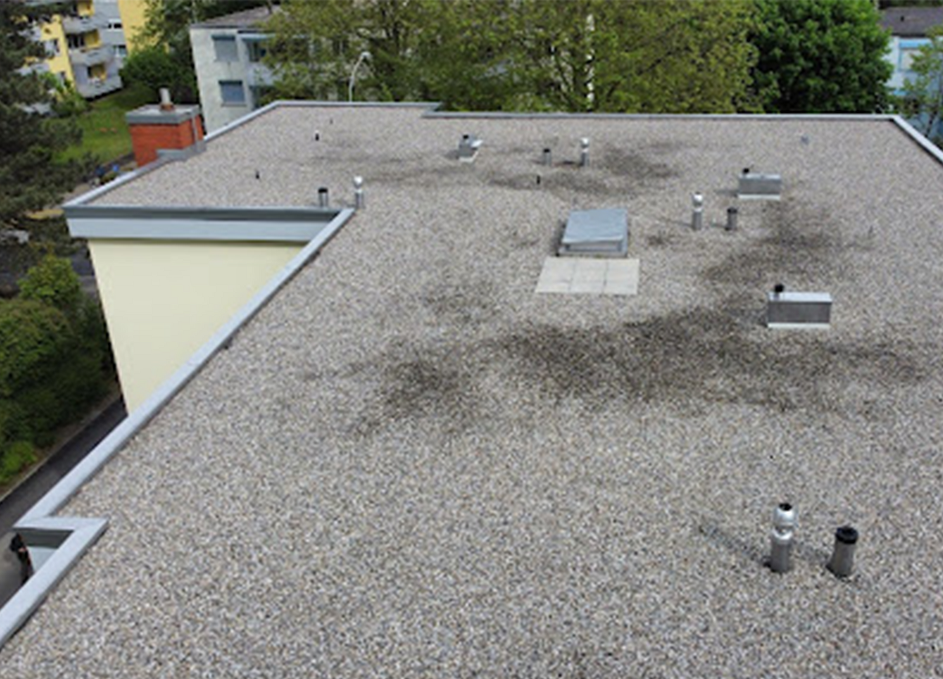 Eine Luftaufnahme eines Gebäudes mit Solarmodulen auf dem Dach