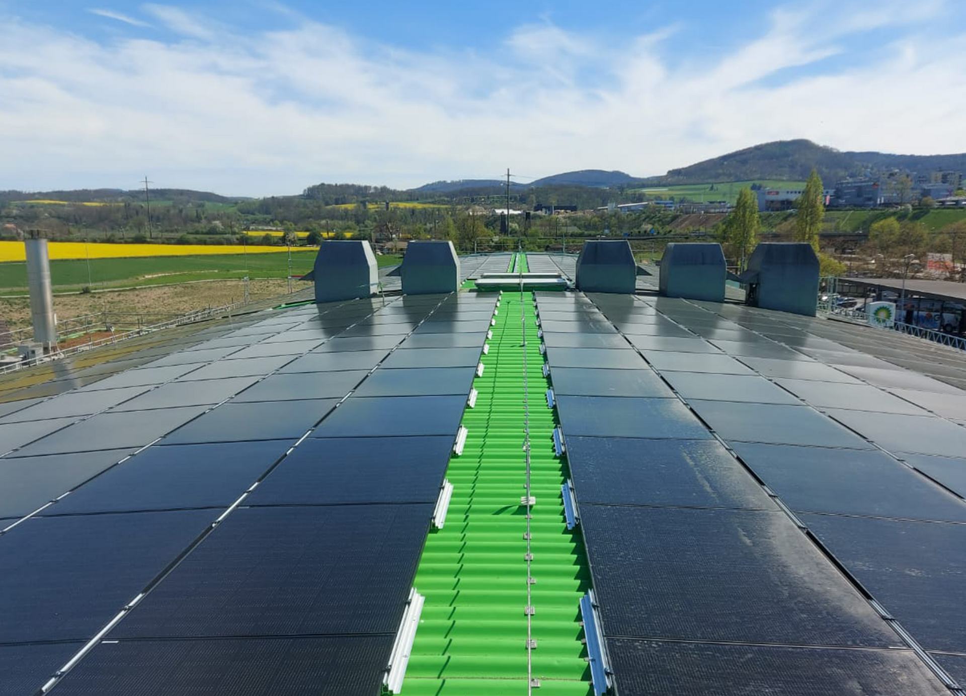 Eine Luftaufnahme eines Gebäudes mit Solarmodulen auf dem Dach