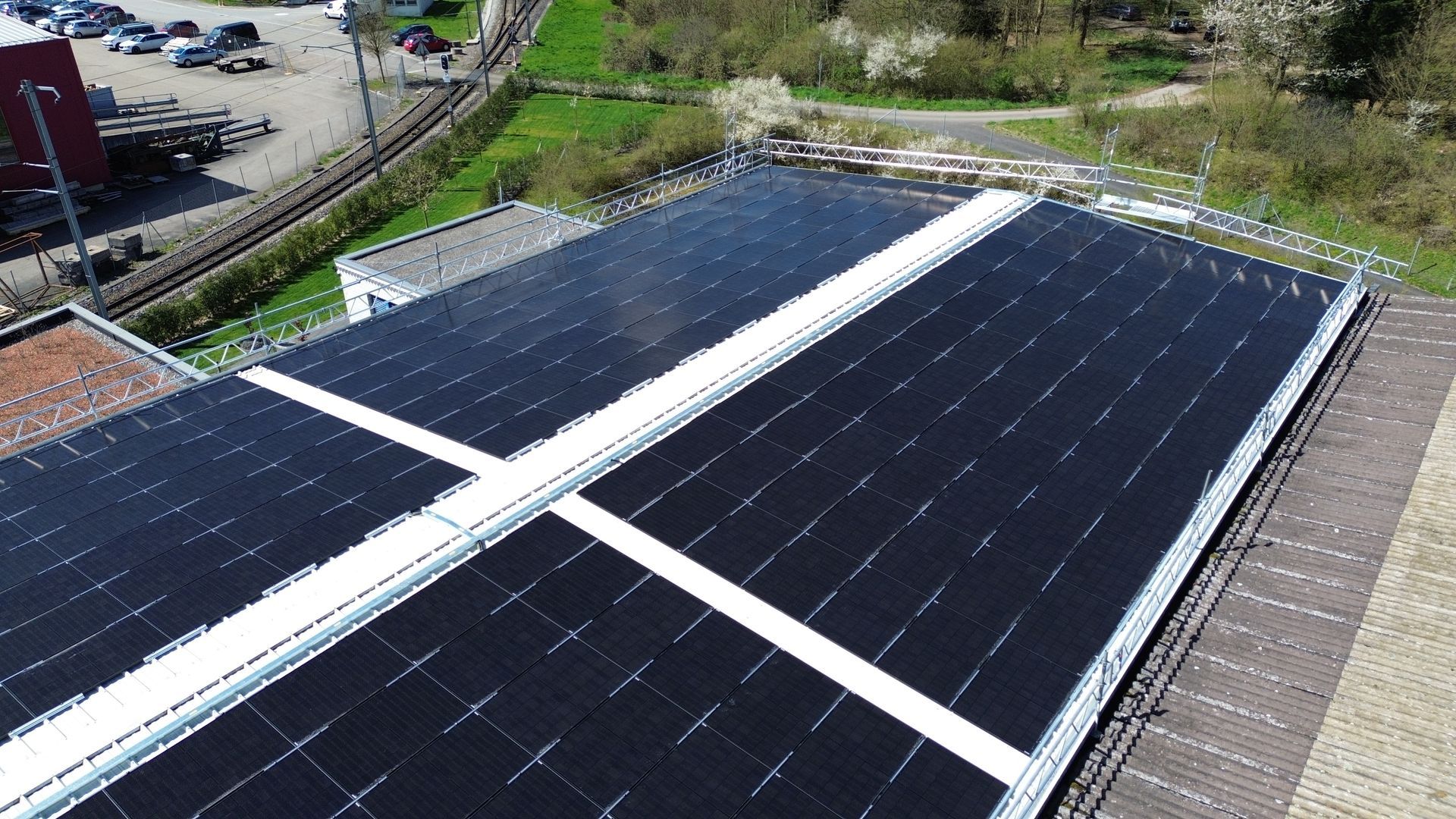 Ein Dach mit vielen Solarmodulen darauf