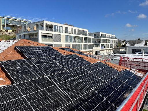 Eine Luftaufnahme eines Gebäudes mit Solarmodulen auf dem Dach.
