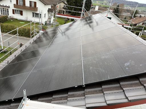 Eine Luftaufnahme eines Gebäudes mit Solarmodulen auf dem Dach.