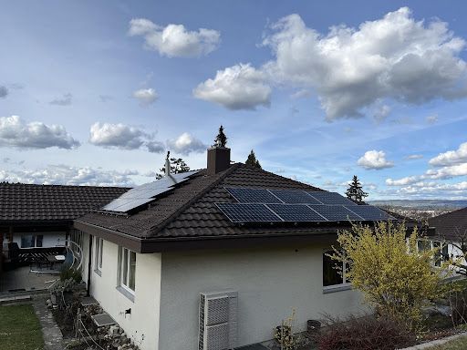 Eine Luftaufnahme eines Gebäudes mit Solarmodulen auf dem Dach.