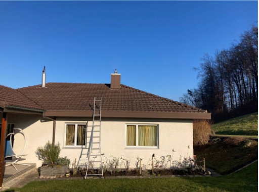 Eine Luftaufnahme eines Gebäudes mit Solarmodulen auf dem Dach