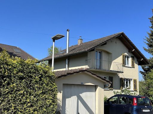 Eine Luftaufnahme eines Gebäudes mit Solarmodulen auf dem Dach.