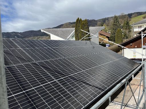 Eine Luftaufnahme eines Gebäudes mit Solarmodulen auf dem Dach