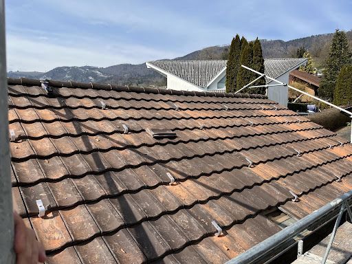 Eine Luftaufnahme eines Gebäudes mit Solarmodulen auf dem Dach