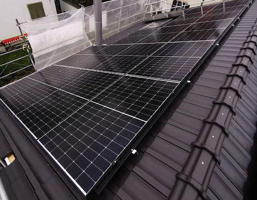 Eine Luftaufnahme eines Gebäudes mit Solarmodulen auf dem Dach