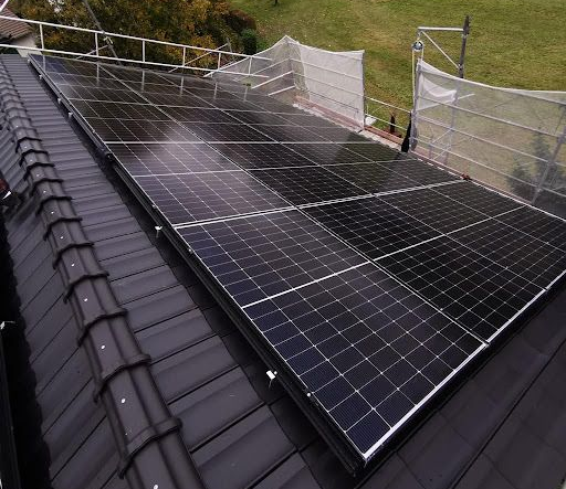 Eine Luftaufnahme eines Gebäudes mit Solarmodulen auf dem Dach