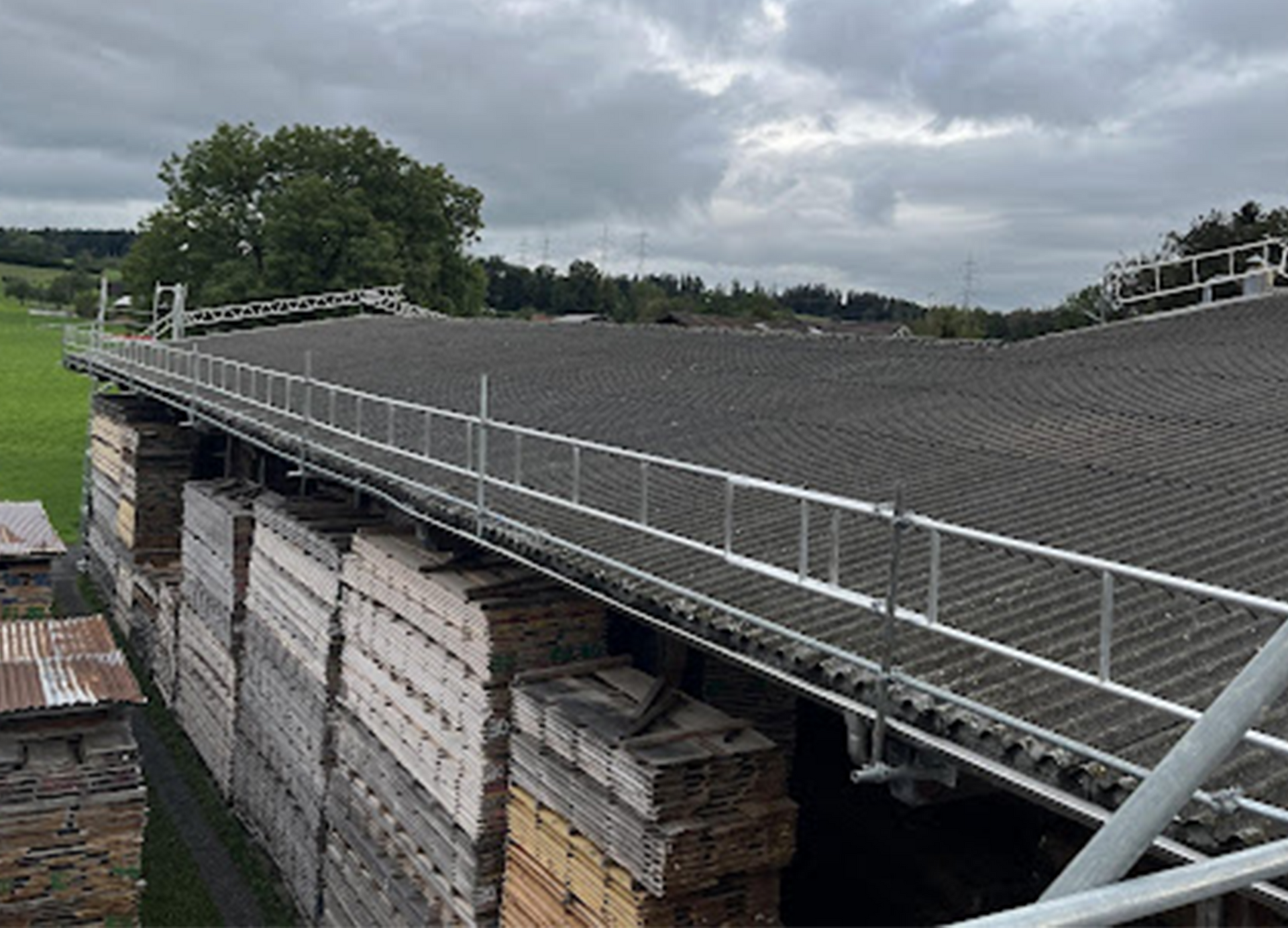 Eine Luftaufnahme eines Gebäudes mit Solarmodulen auf dem Dach.