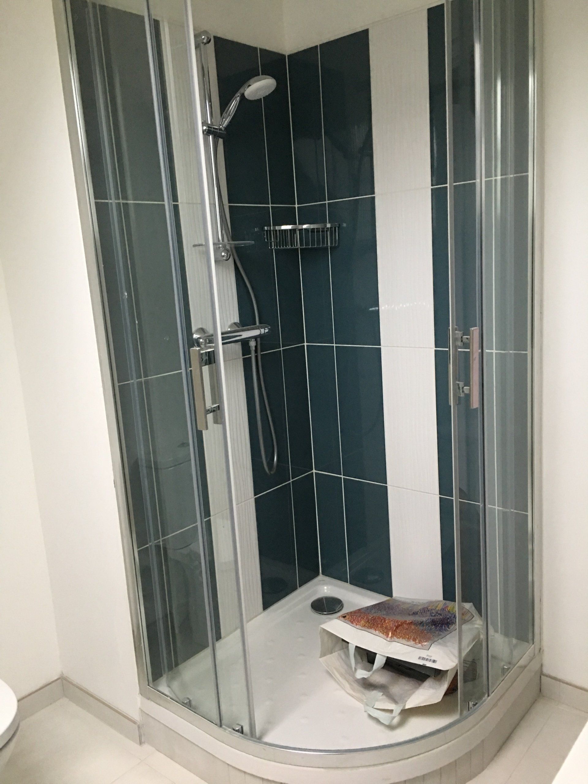 cabine de douche bleue