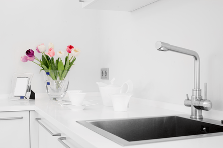 bouquet de fleurs sur lavabo