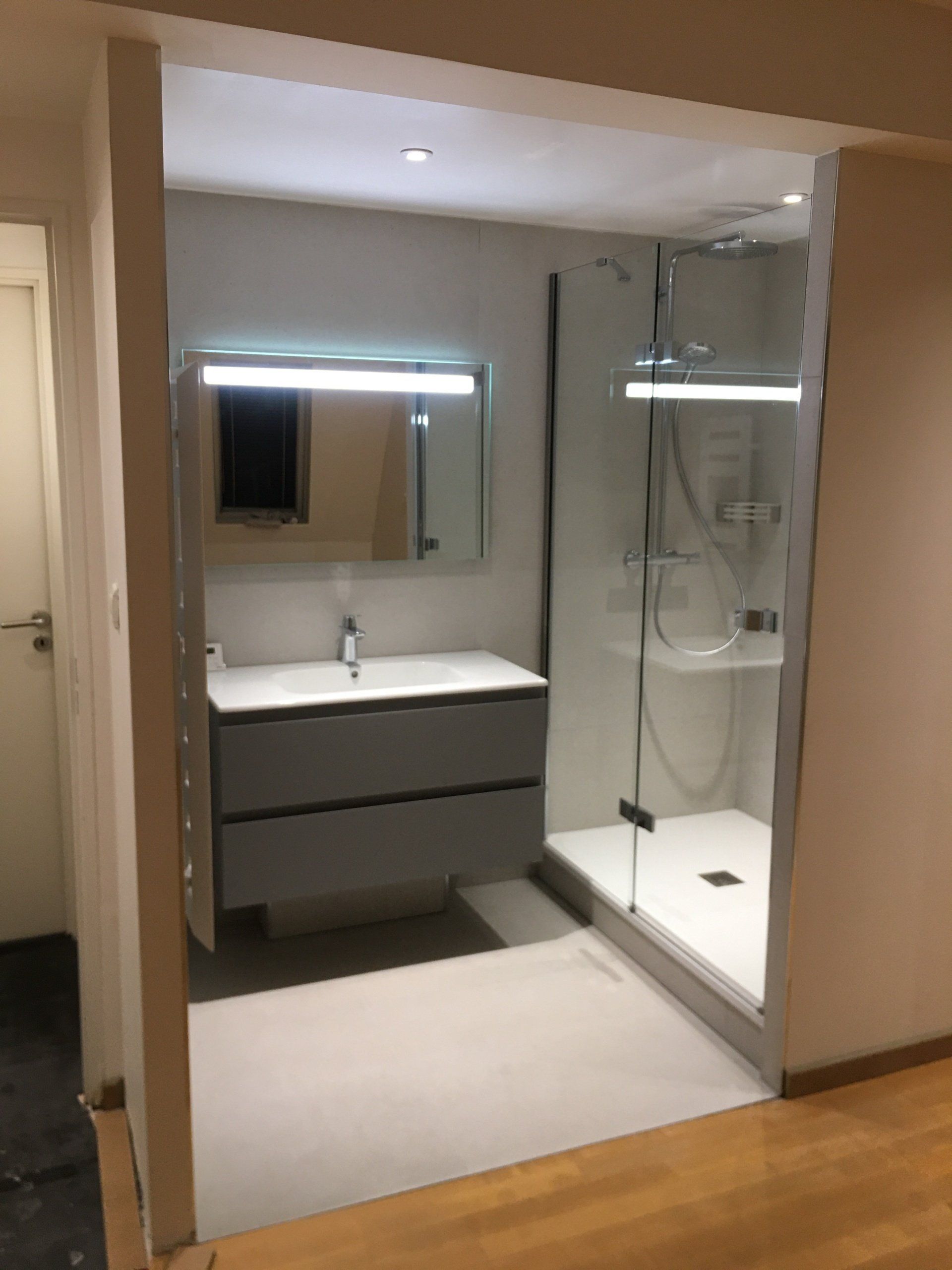 salle de bain moderne et sobre