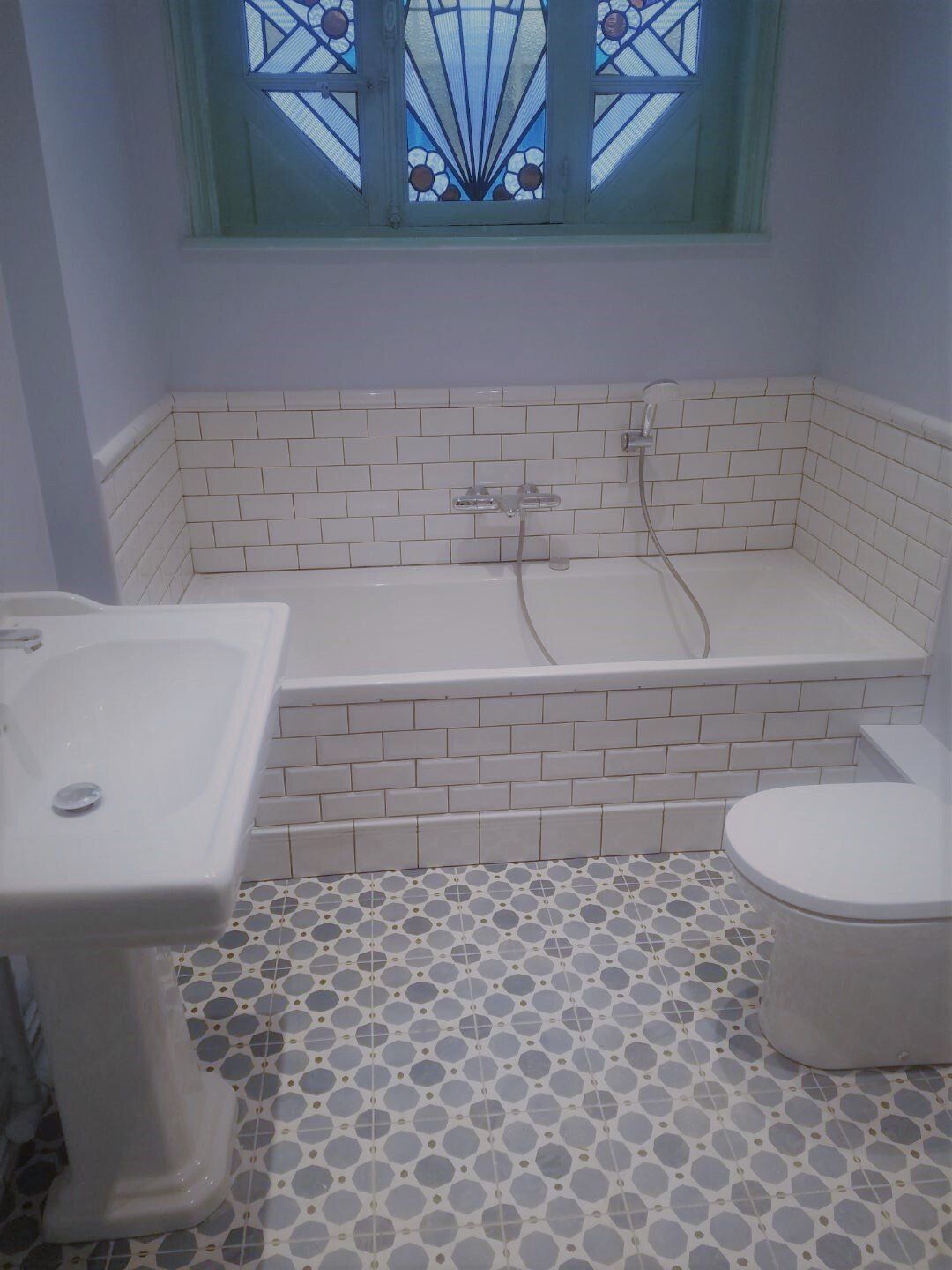 salle de bain blanche avec style brique