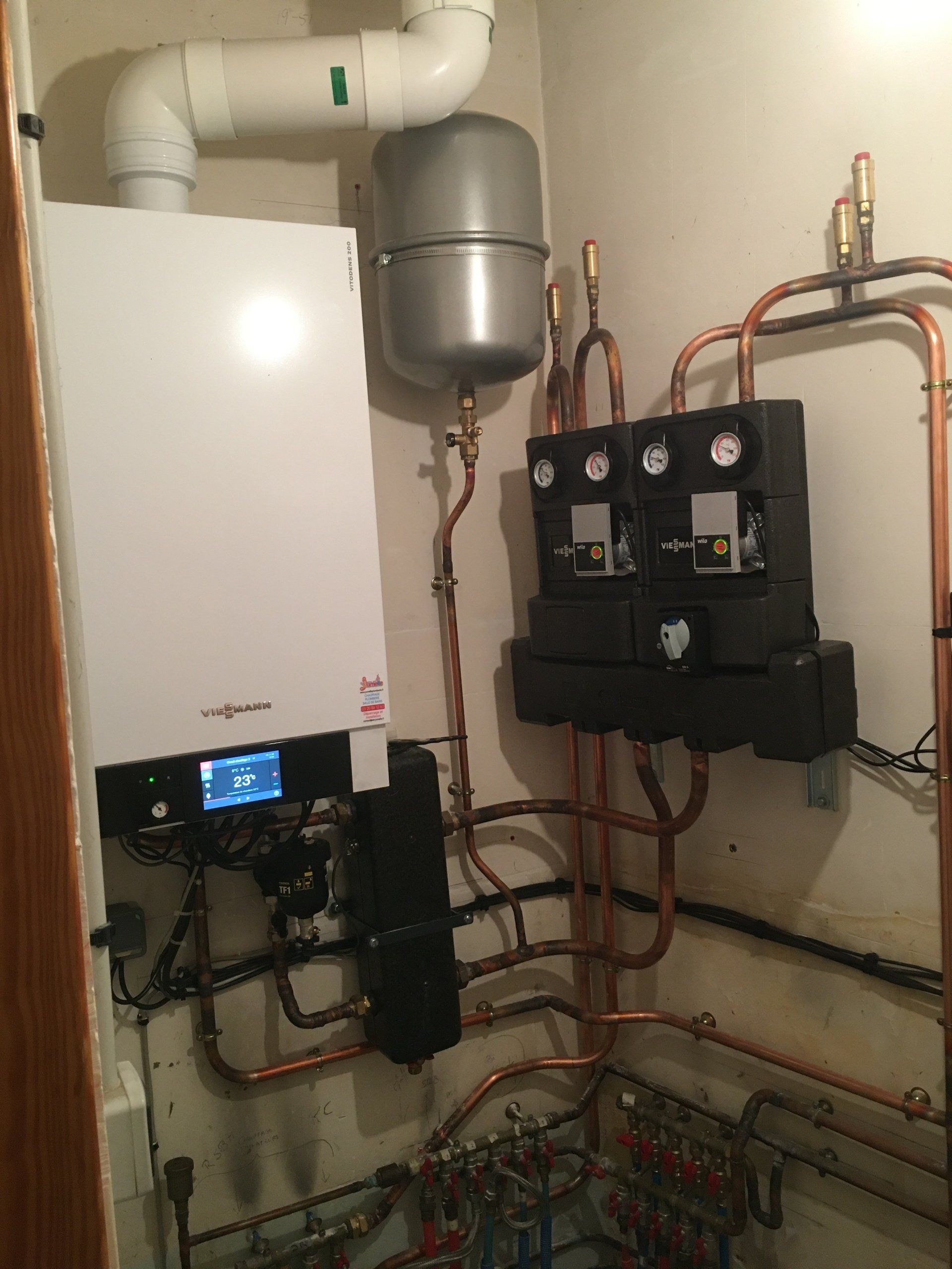 système de chauffage avec des tuyaux en cuivre