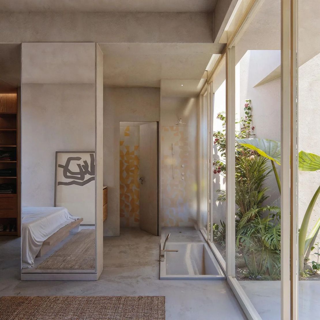 Un dormitorio con una cama y una ventana grande.