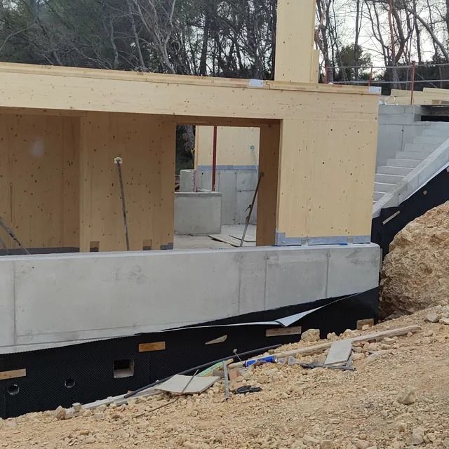 Un edificio en construcción con escaleras que suben a él.