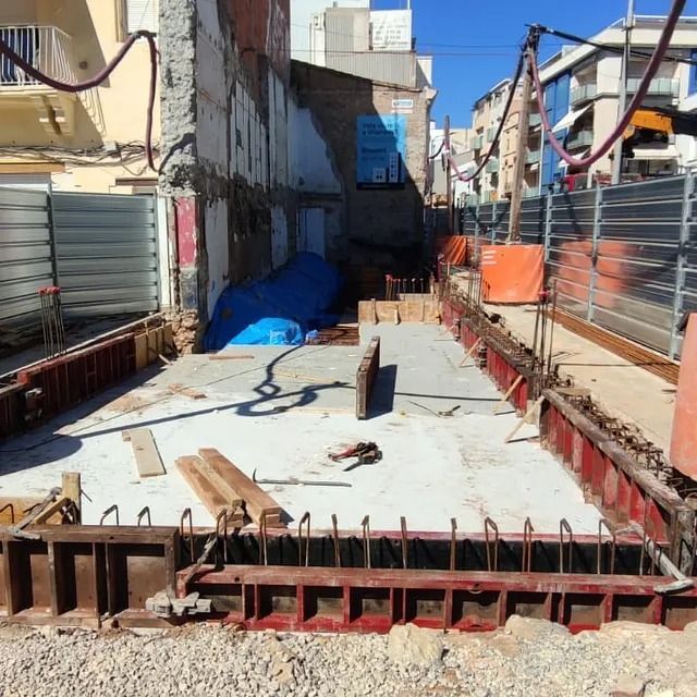 Un sitio de construcción con una lona azul en el suelo