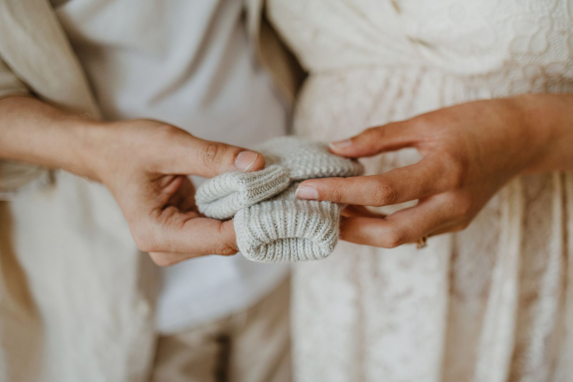 Des mains tenant des chaussettes de bébé
