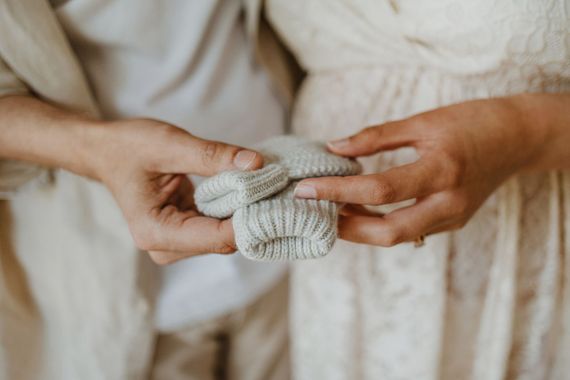 Des mains tenant des chaussettes de bébé