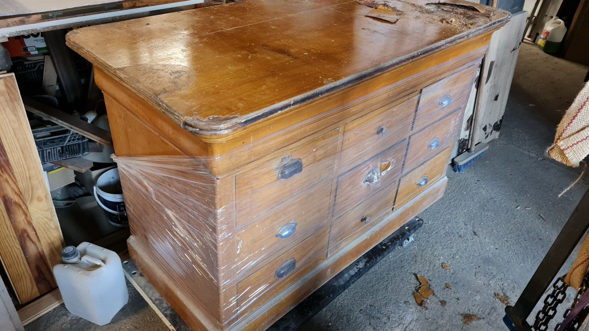 Commode en bois à rénover