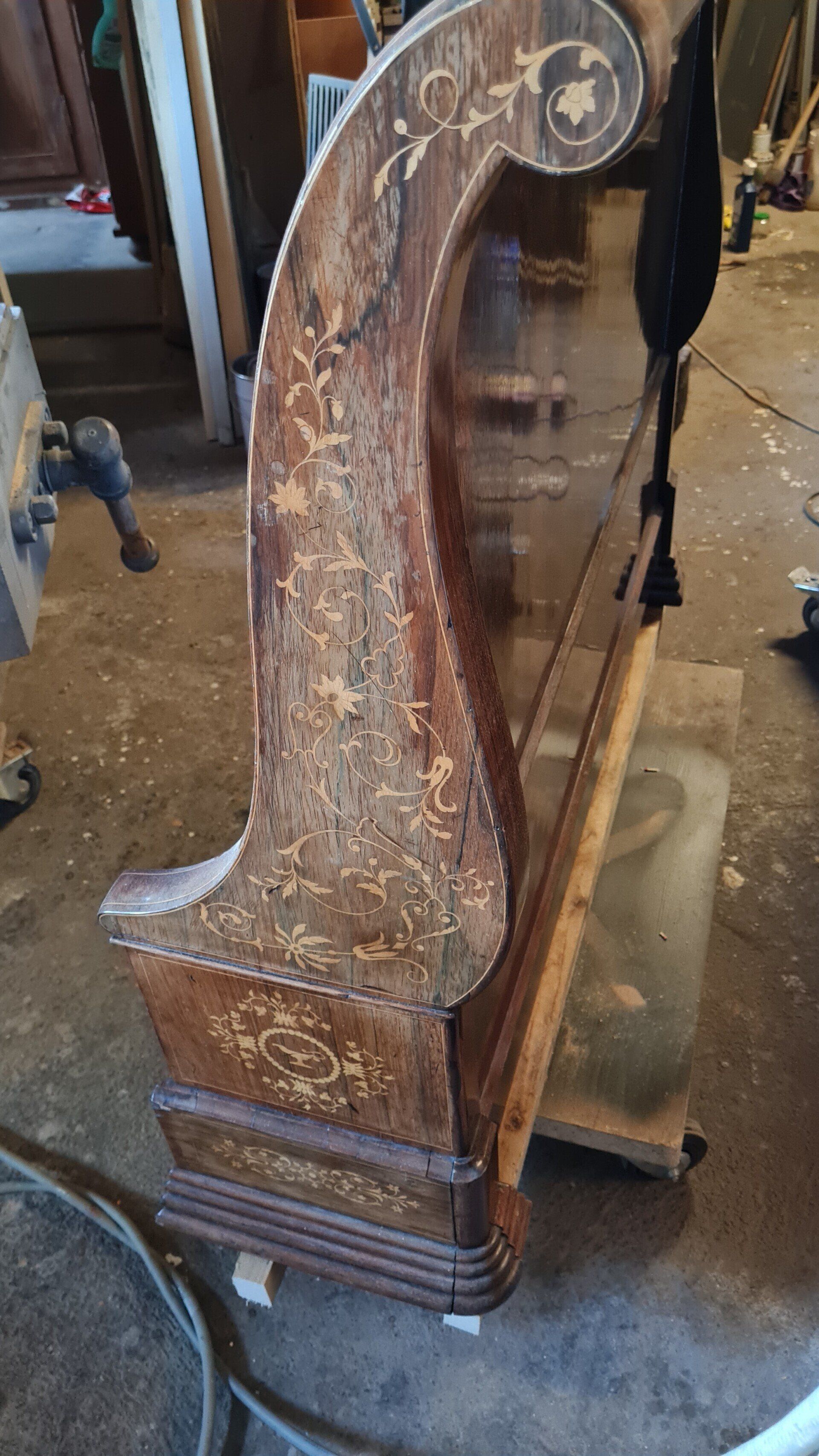 Pied d'un meuble ancien