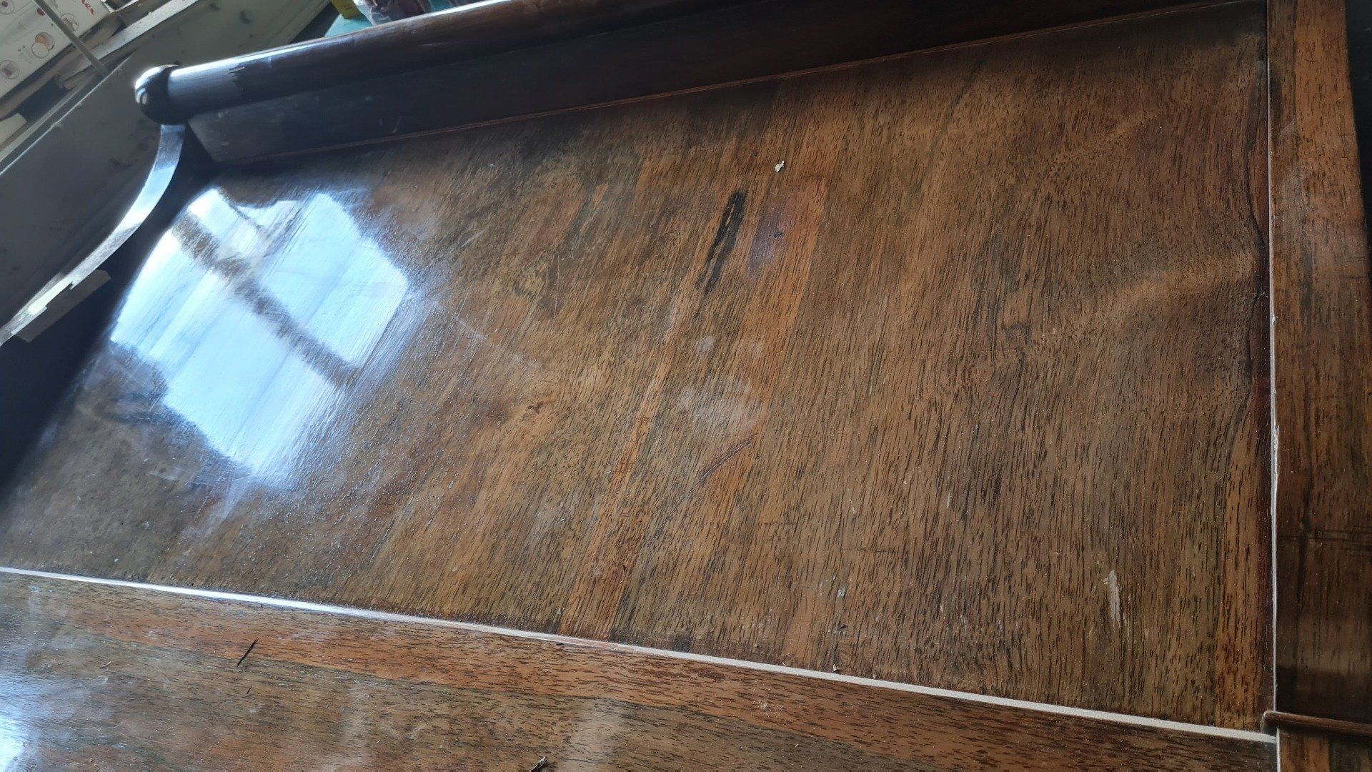 Coté d'un meuble ancien revernis