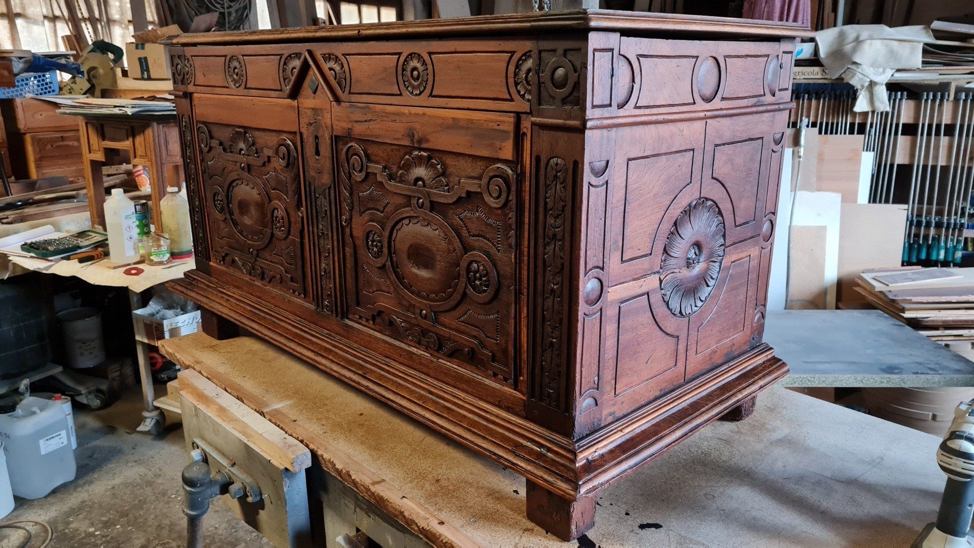 Coffre en bois ancien après rénovation