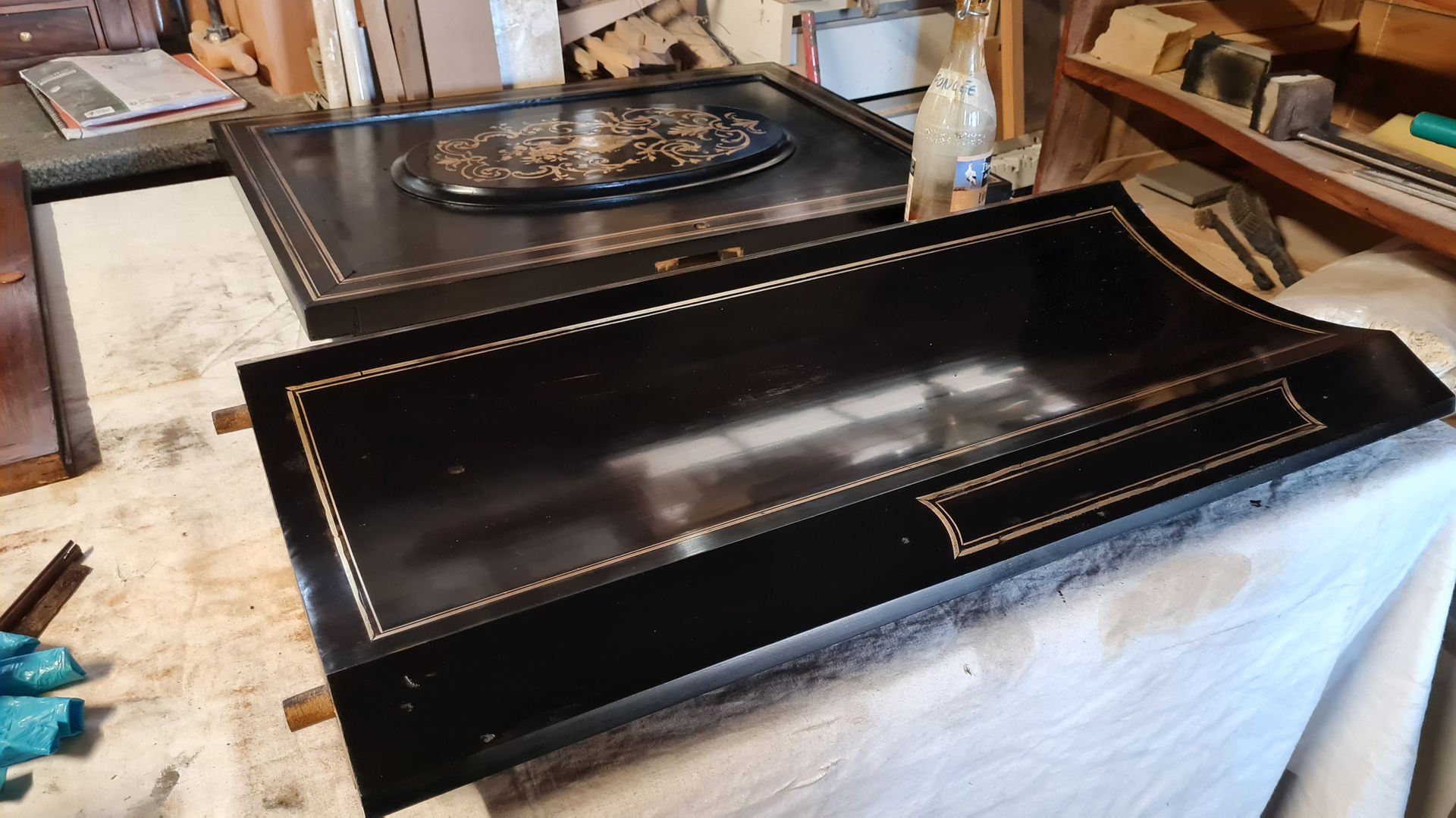 Meuble ancien noir après rénovation