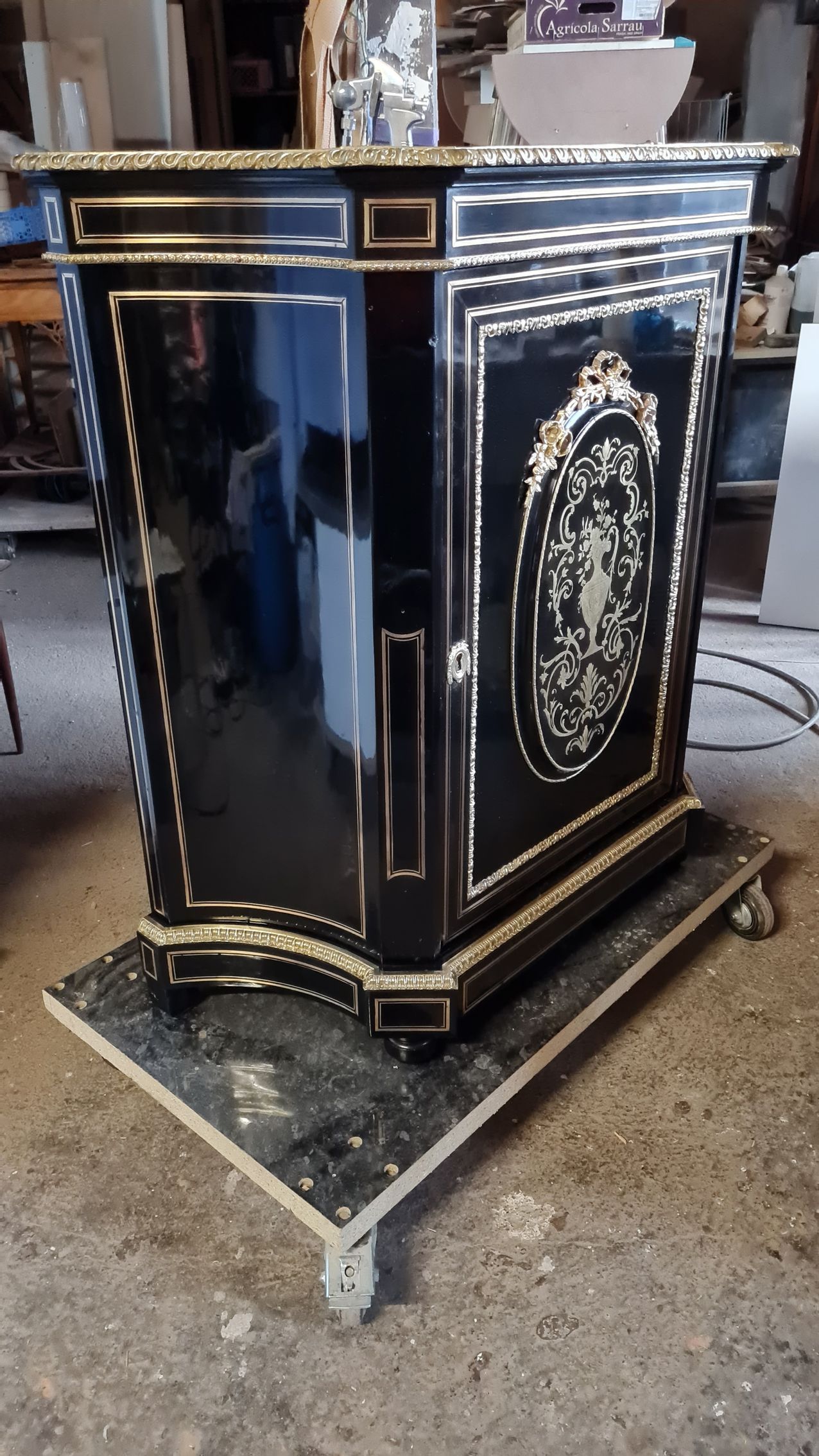 Meuble ancien noir après rénovation vue de coté