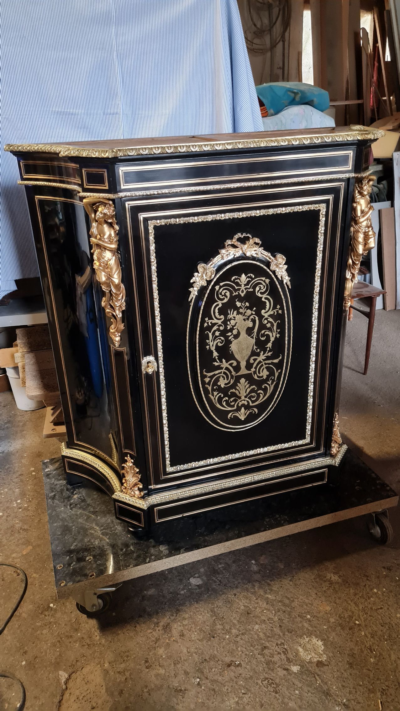 Meuble ancien noir après rénovation vue de face