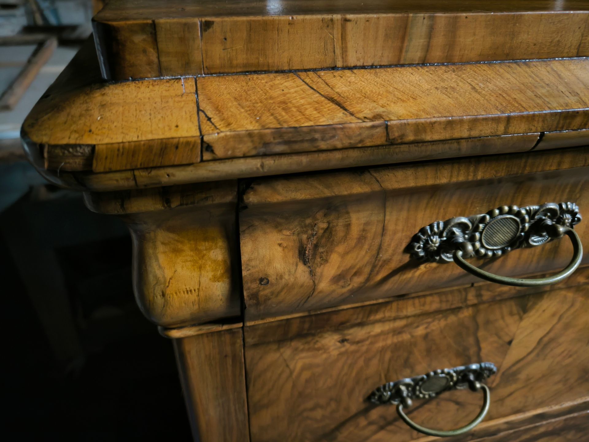 Zoom sur un bord d'une commode en bois ancien restauré