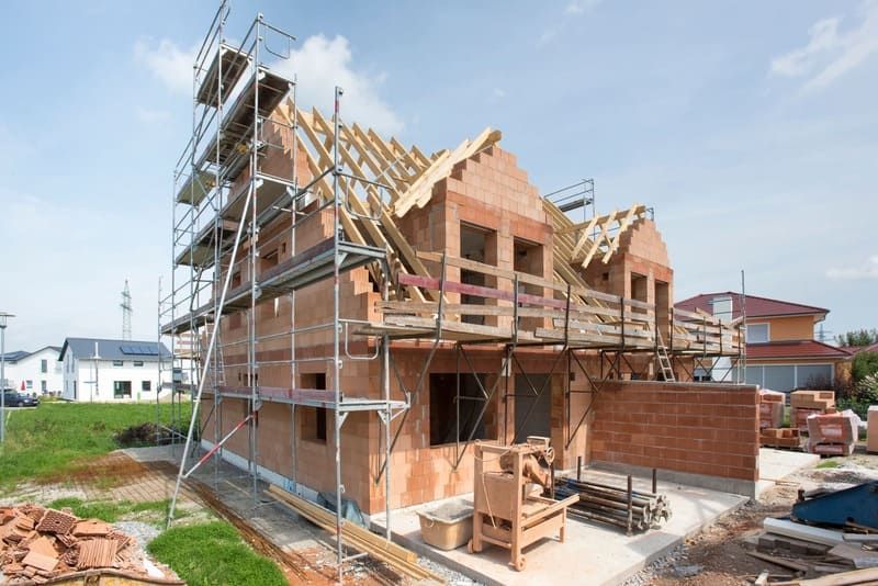 Ein Backsteinhaus wird in einer Baustelle gebaut | Ingenieurbüro B. Eng. D. Blattner