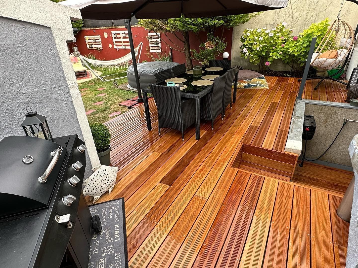Une terrasse avec un barbecue.