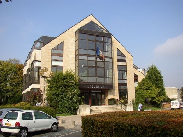 Un bâtiment très vitré.