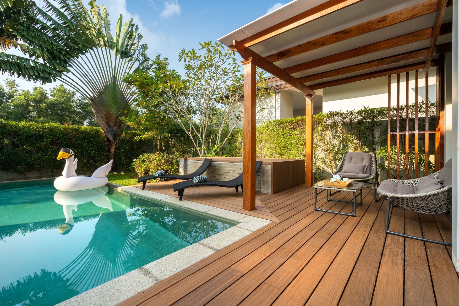 Une piscine et une terrasse en bois.