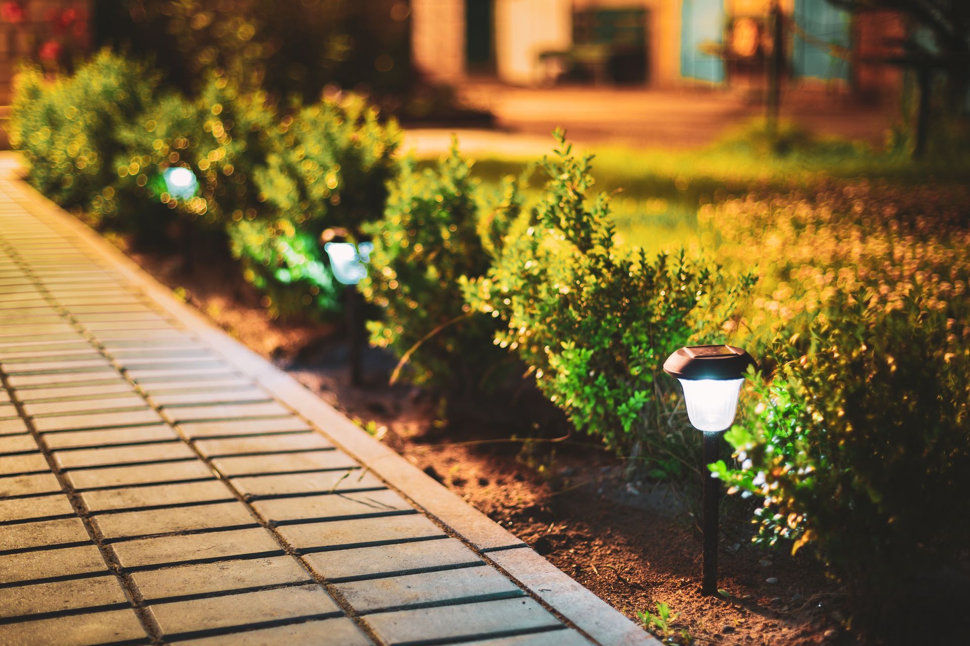 Des luminaires le long d'une allée.