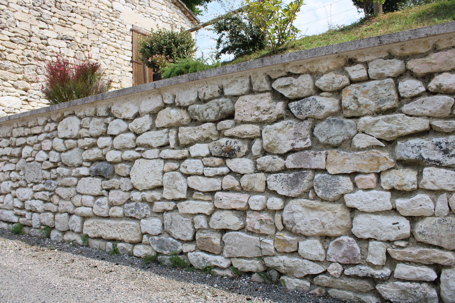 Un mur de soutènement en pierres.